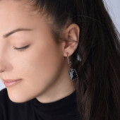 Britani fülbevaló.