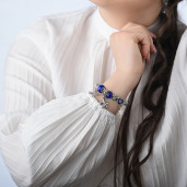Alice karkötő.